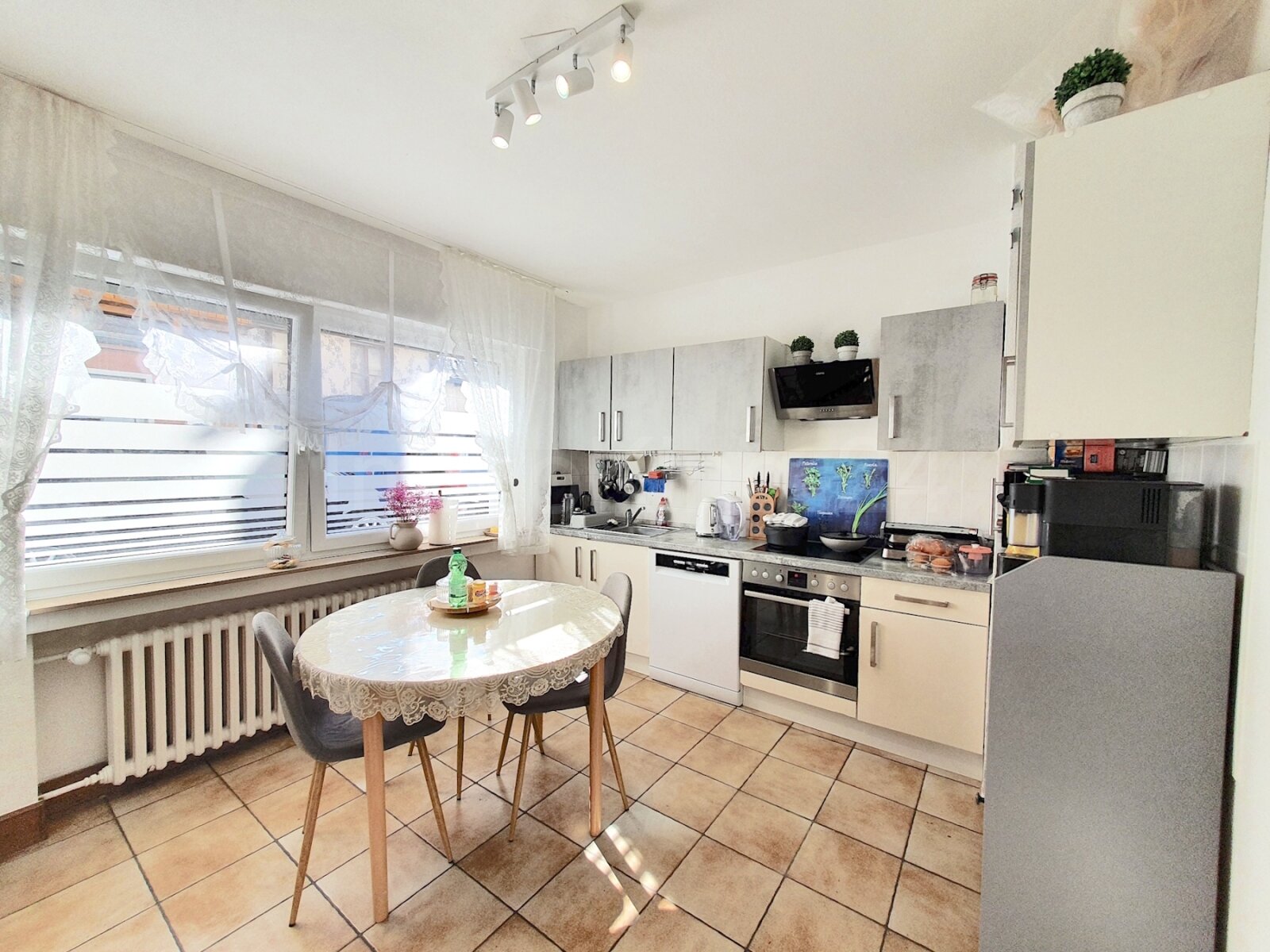++ IDEAL ALS KAPITALANLAGE!! MODERNISIERTES DREIFAMILIENHAUS IN ZENTRALER LAGE!! ++