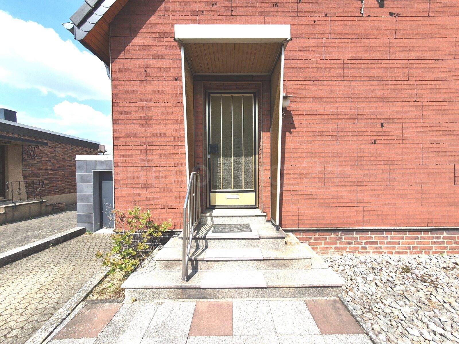 ++ MASSIVES EINFAMILIENHAUS + DOPPELGARAGE + GARTEN IN RUHIGER LAGE!! ++