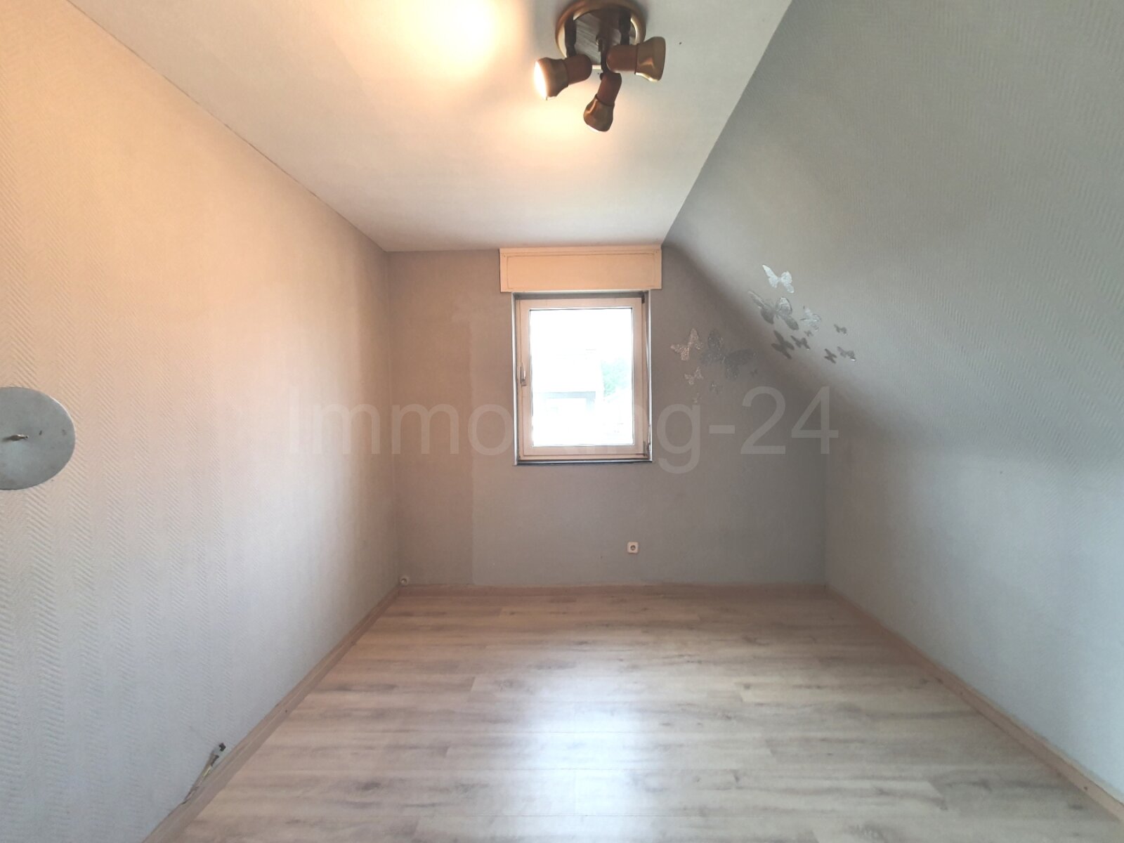 ++ MASSIVES EINFAMILIENHAUS + DOPPELGARAGE + GARTEN IN RUHIGER LAGE!! ++