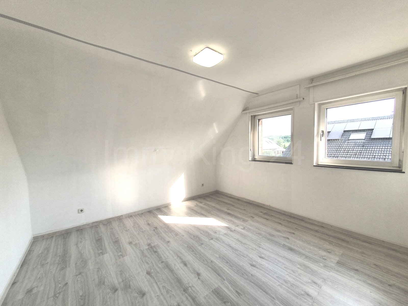 ++ MASSIVES EINFAMILIENHAUS + DOPPELGARAGE + GARTEN IN RUHIGER LAGE!! ++