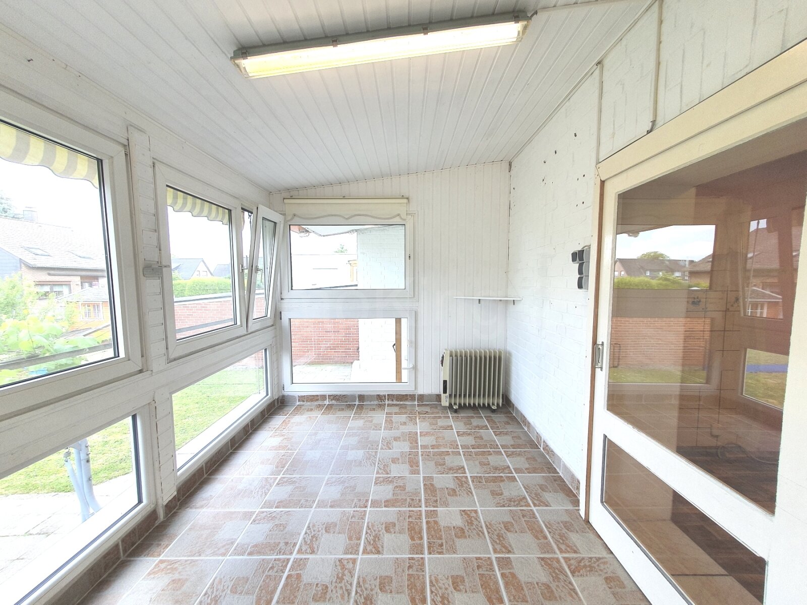 ++ MASSIVES EINFAMILIENHAUS + DOPPELGARAGE + GARTEN IN RUHIGER LAGE!! ++