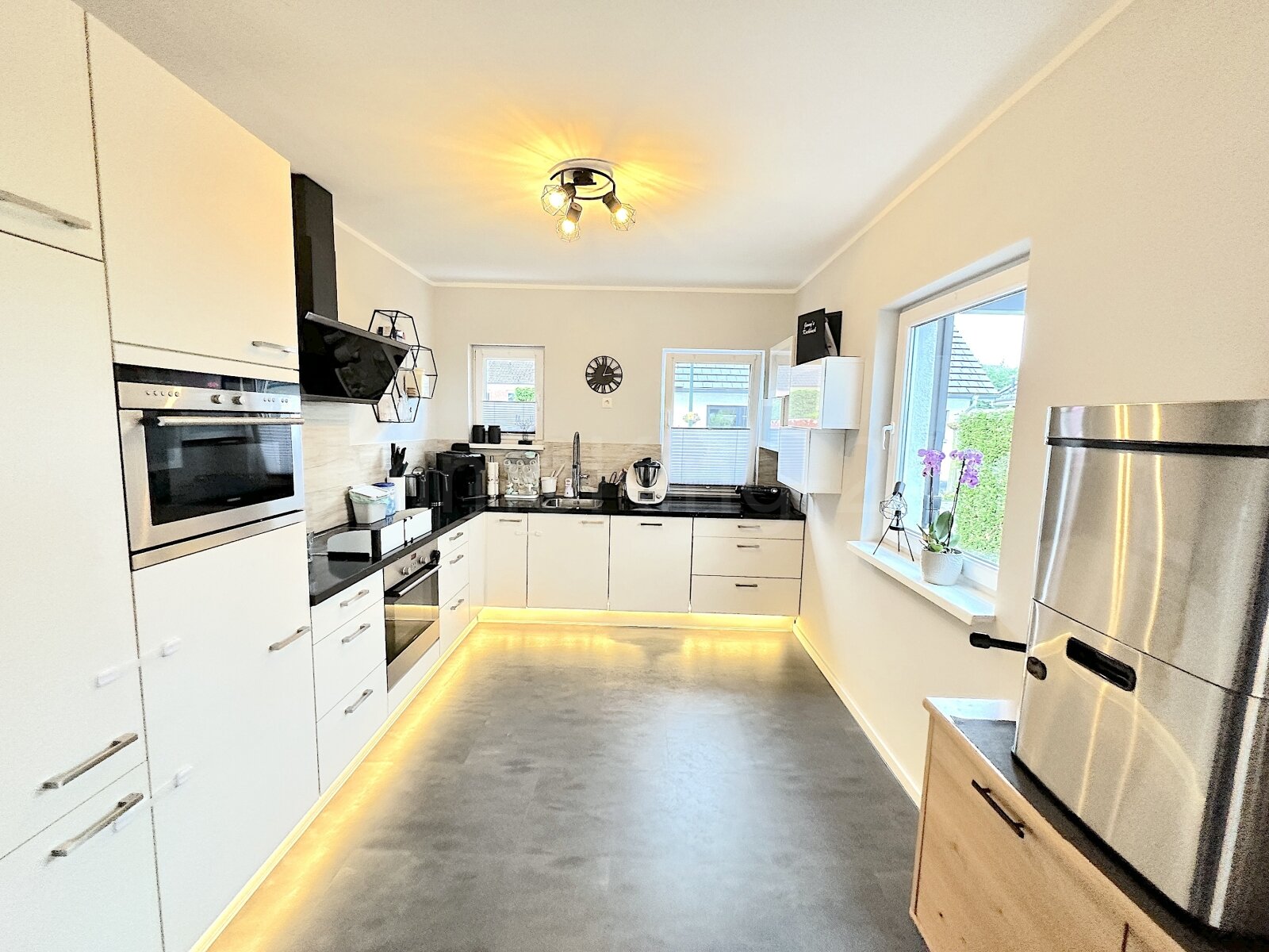 ++ BESTE LAGE! ++ TOP AUSSTATTUNG! ++ EFH MIT POOL UND VIELEN DETAILS! ++