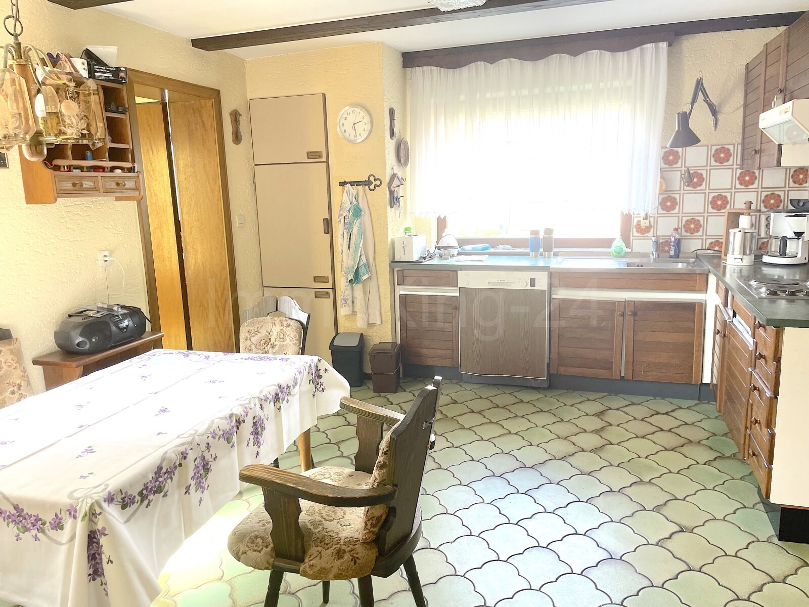 ++ MASSIVES FREISTEHENDES EIN - ZWEIFAMILIENHAUS MIT AUSBAUFLÄCHEN + SCHEUNE! ++ GROSSES GRUNDSTÜCK!! ++