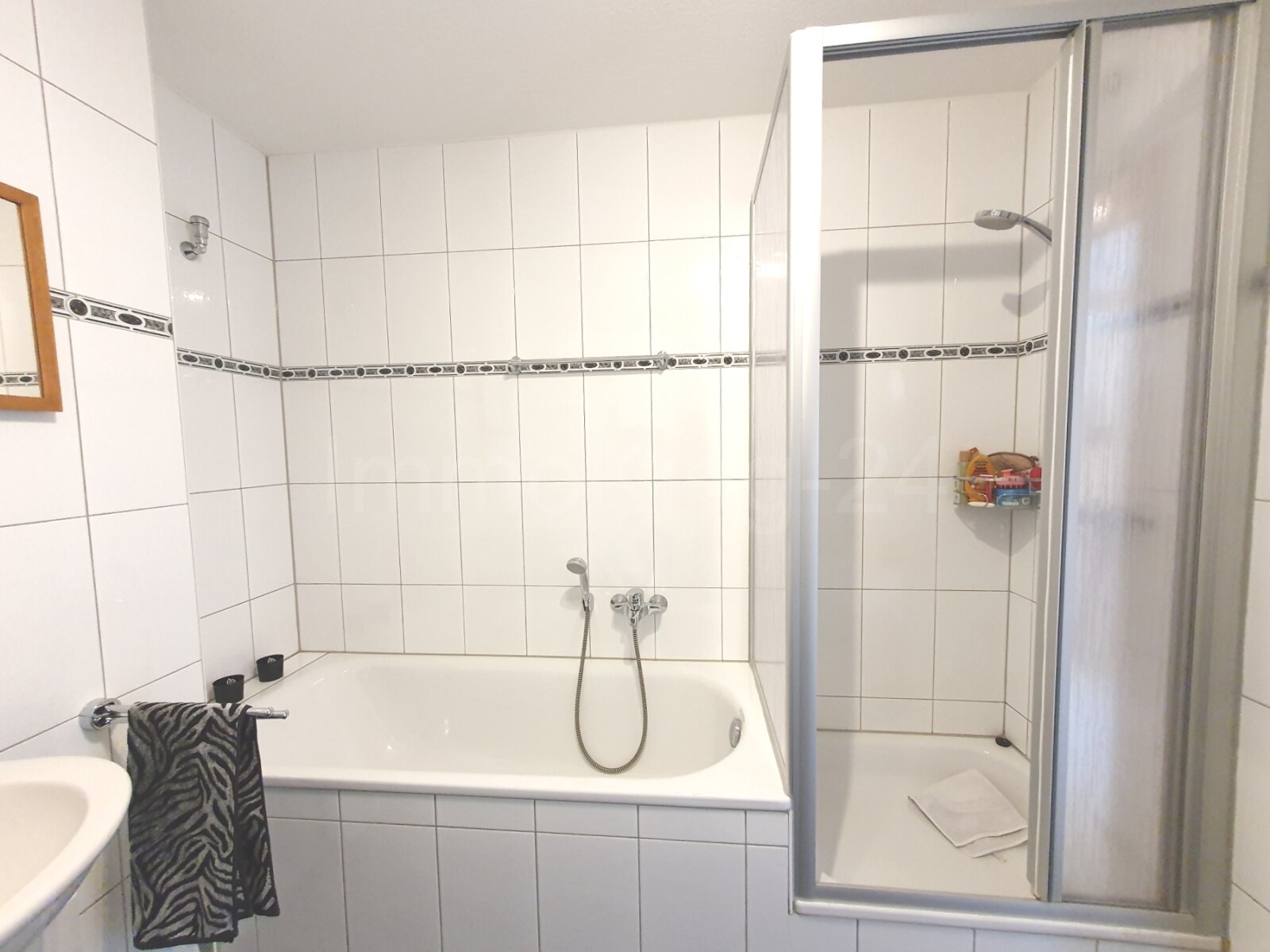 ++ ENERGIEEFFIZIENTES DREIFAMILIENHAUS + TOP AUSSTATTUNG + 3 CARPORTS IN GUTER LAGE!! ++