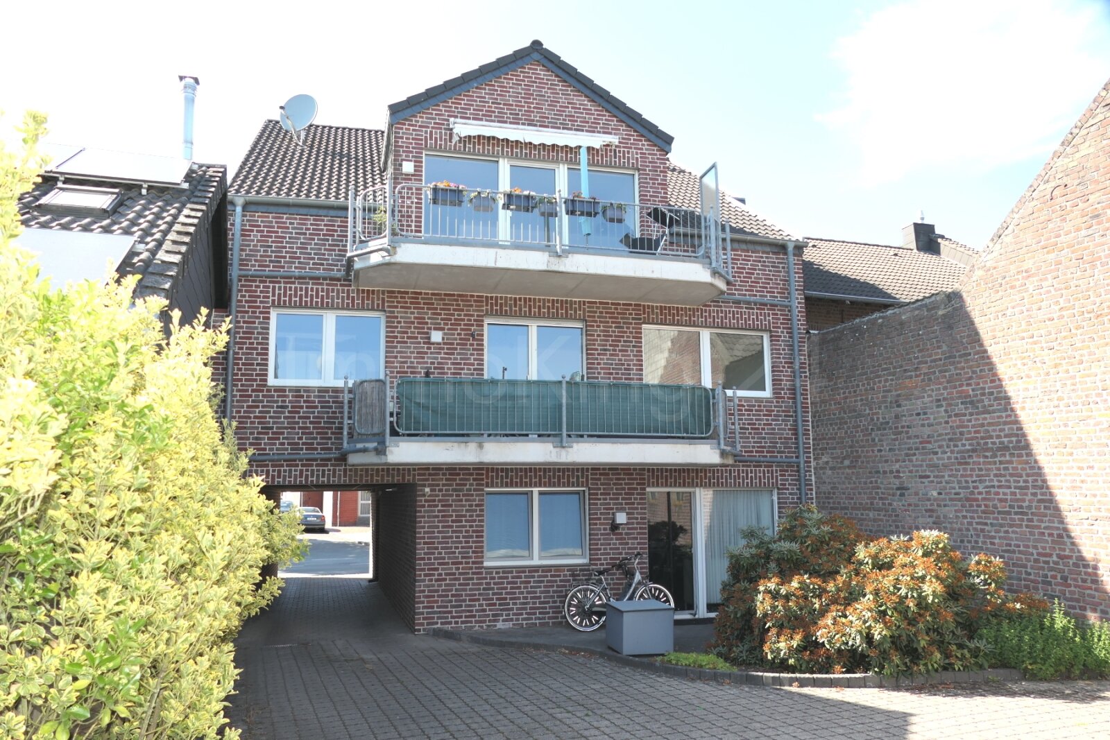 ++ ENERGIEEFFIZIENTES DREIFAMILIENHAUS + TOP AUSSTATTUNG + 3 CARPORTS IN GUTER LAGE!! ++