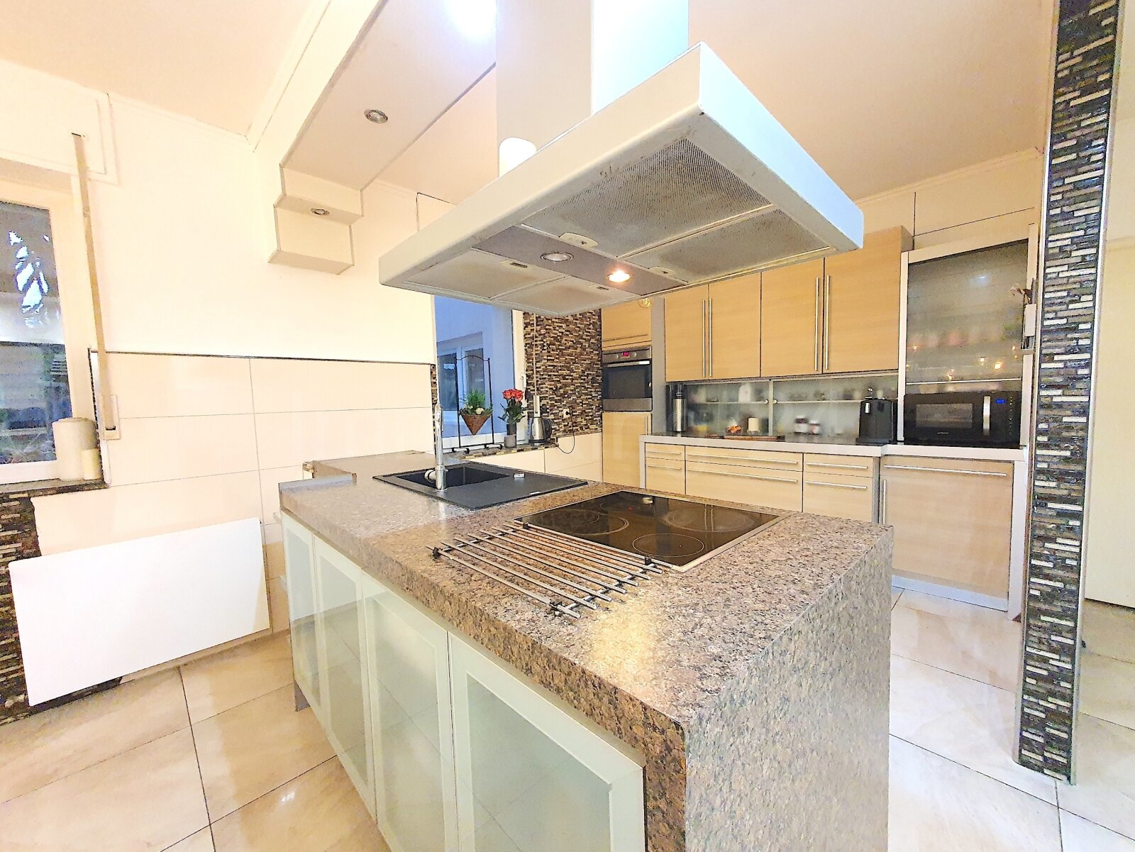 ++ MODERNISIERTES MEHRGENERATIONENHAUS + SONNENTERRASSEN + GARTEN IN ZENTRALER LAGE!! ++