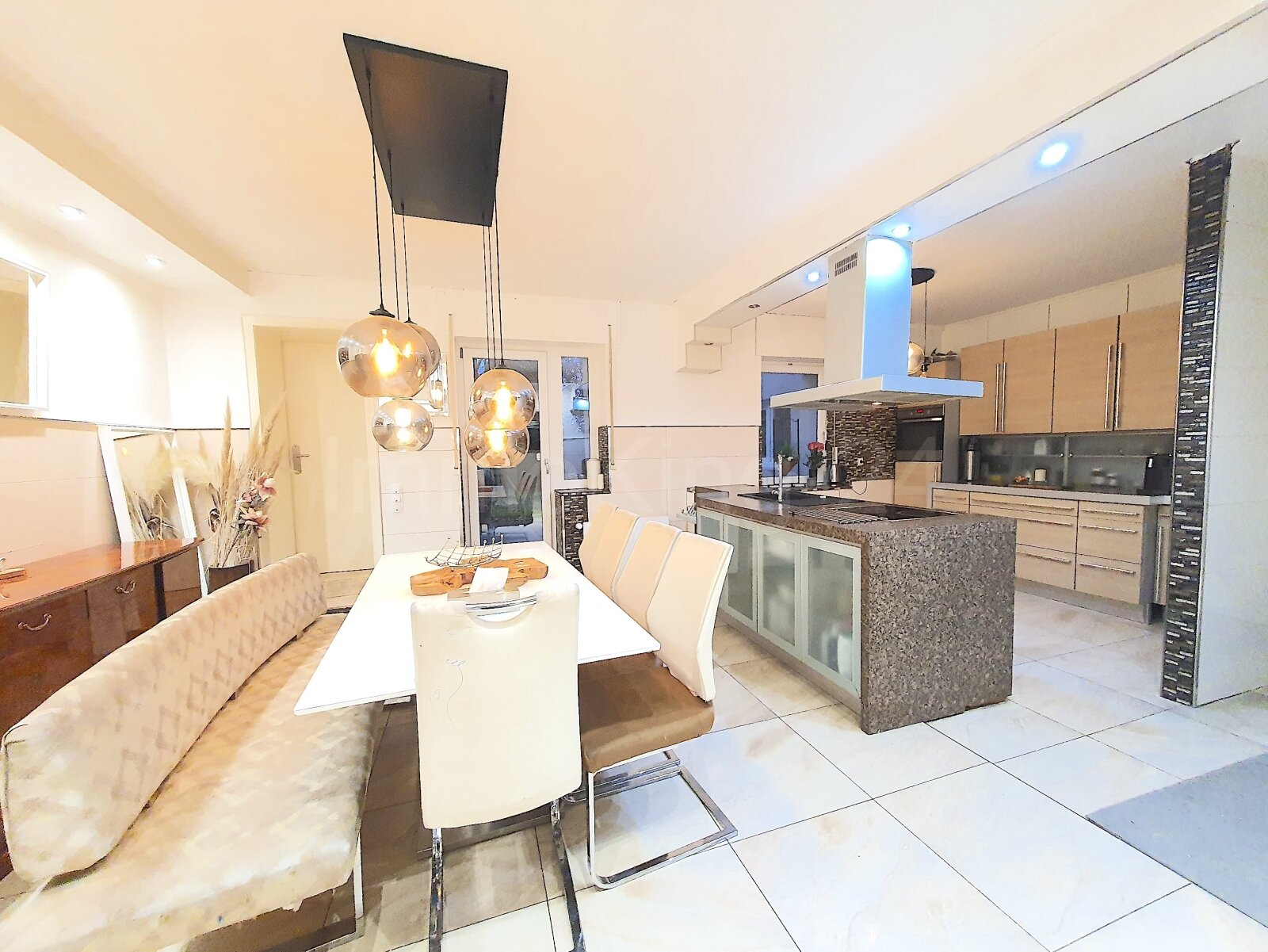 ++ MODERNISIERTES MEHRGENERATIONENHAUS + SONNENTERRASSEN + GARTEN IN ZENTRALER LAGE!! ++