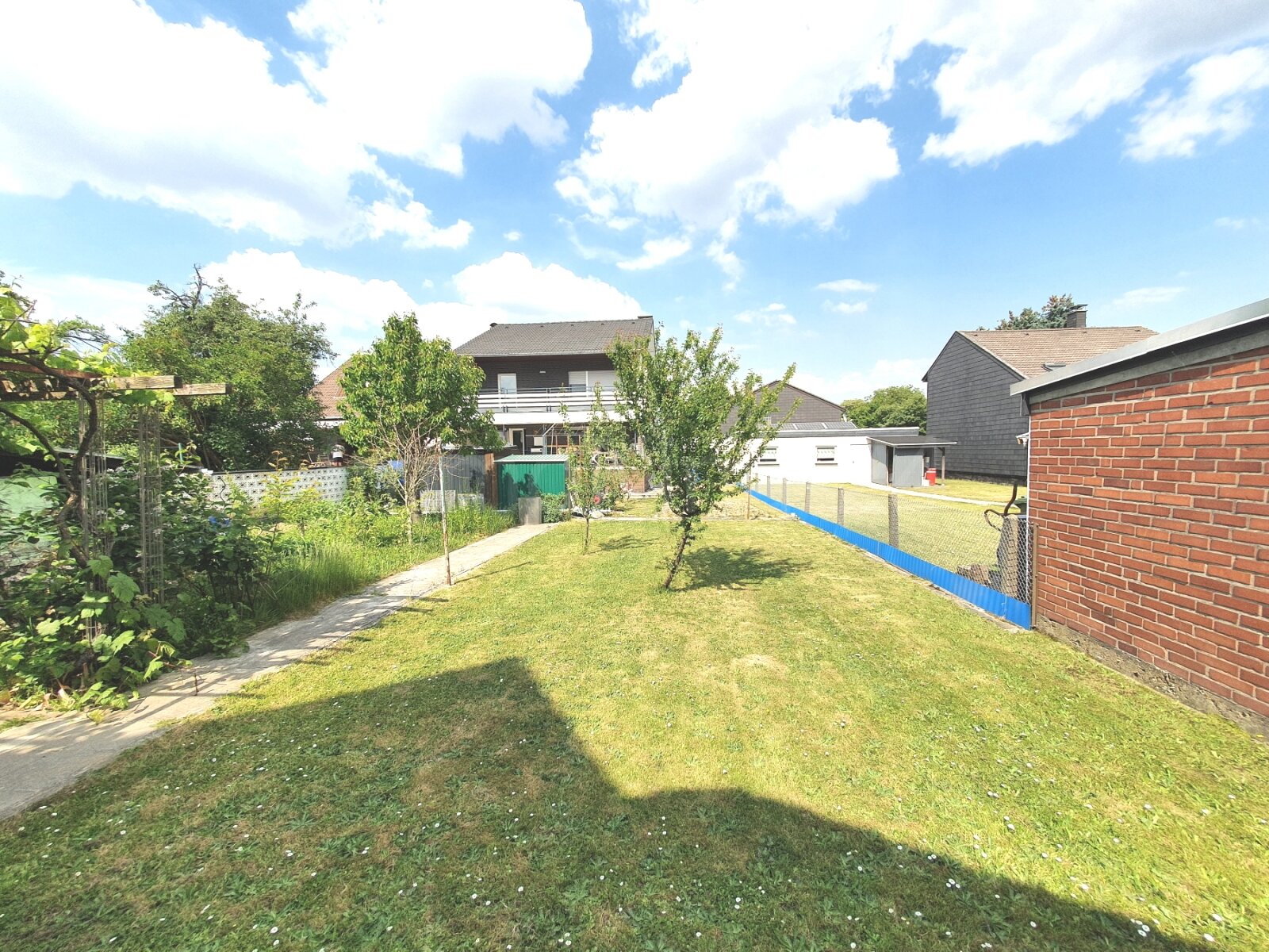 ++ FREISTEHENDES EINFAMILIENHAUS + DOPPELGARAGE + GARTEN IN RUHIGER LAGE!! ++