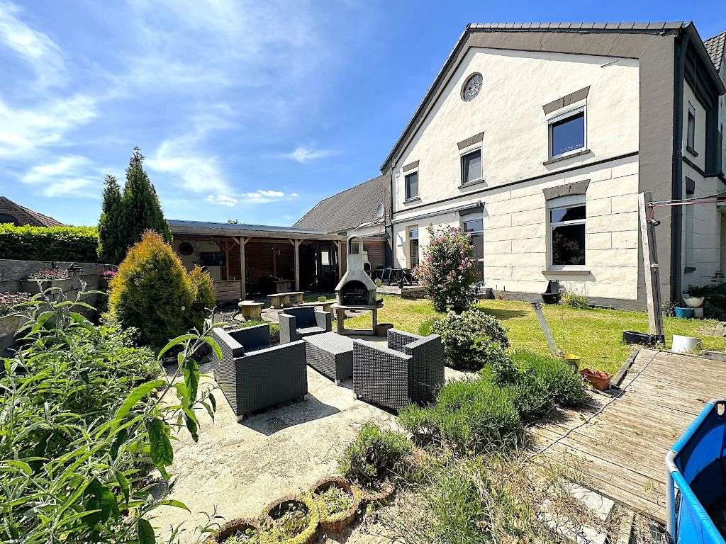 MASSIVES HAUS IN VERKEHRSGÜNSTIGER LAGE! ++ SMARTE AUSSTATTUNG ++ NEUE PHOTOVOLTAIK ANLAGE ++