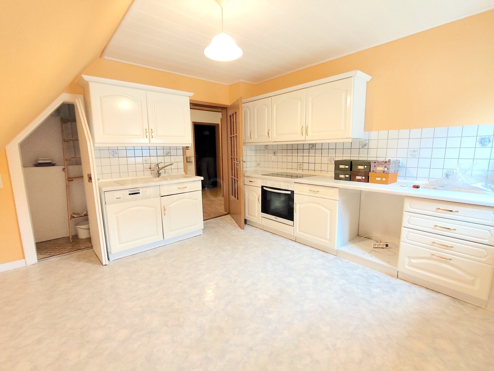 TOP GEDÄMMTES EIN- ZWEIFAMILIENHAUS IN GUTER LAGE! ++ INKL. DOPPELGARAGE UND VIELEM MEHR! ++