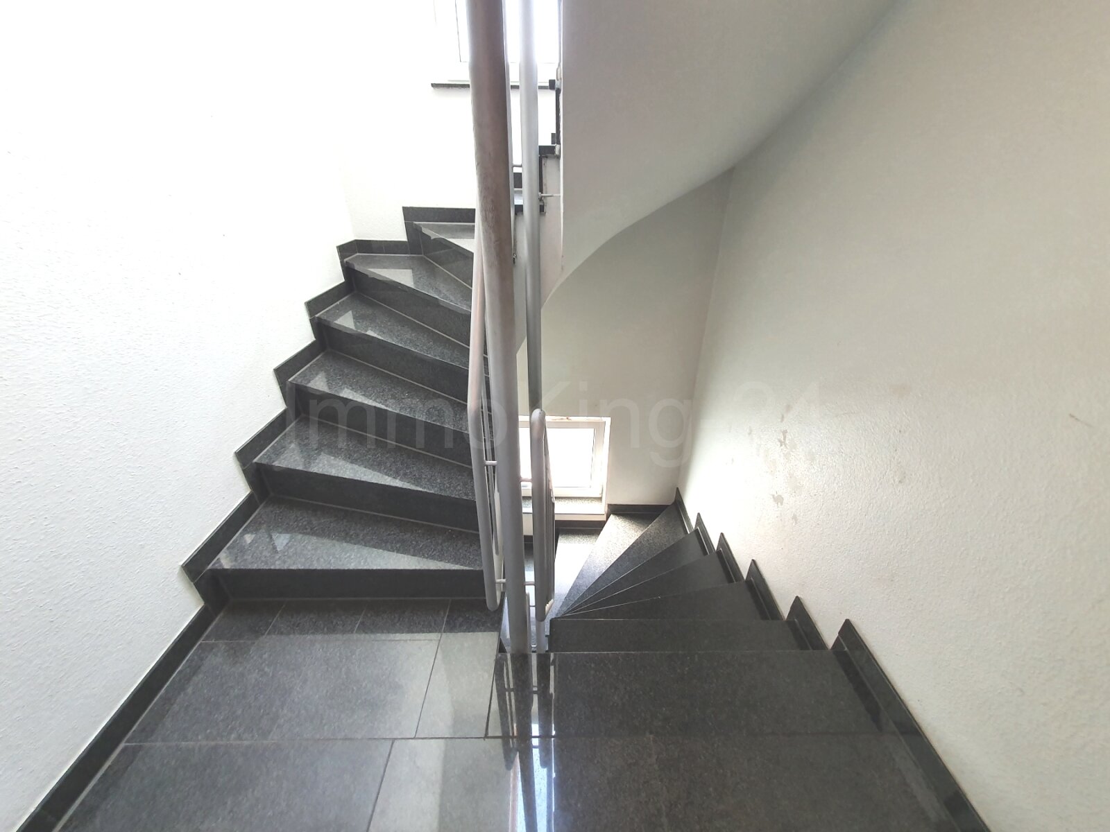 ++ MASSIVES DREIFAMILIENHAUS + TOP AUSSTATTUNG + 3 CARPORTS IN GUTER LAGE!! ++