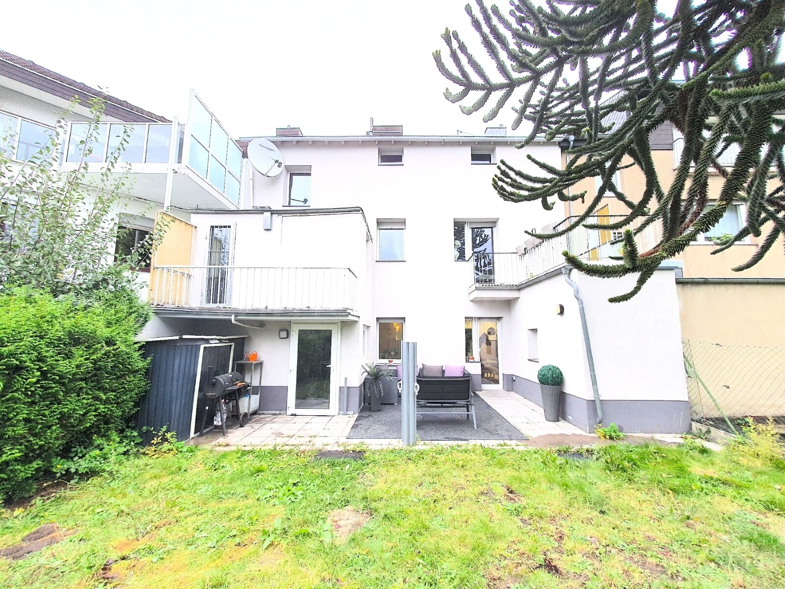 ++ MASSIVES MEHRGENERATIONENHAUS + SONNENTERRASSEN + GARTEN IN ZENTRALER LAGE!! ++