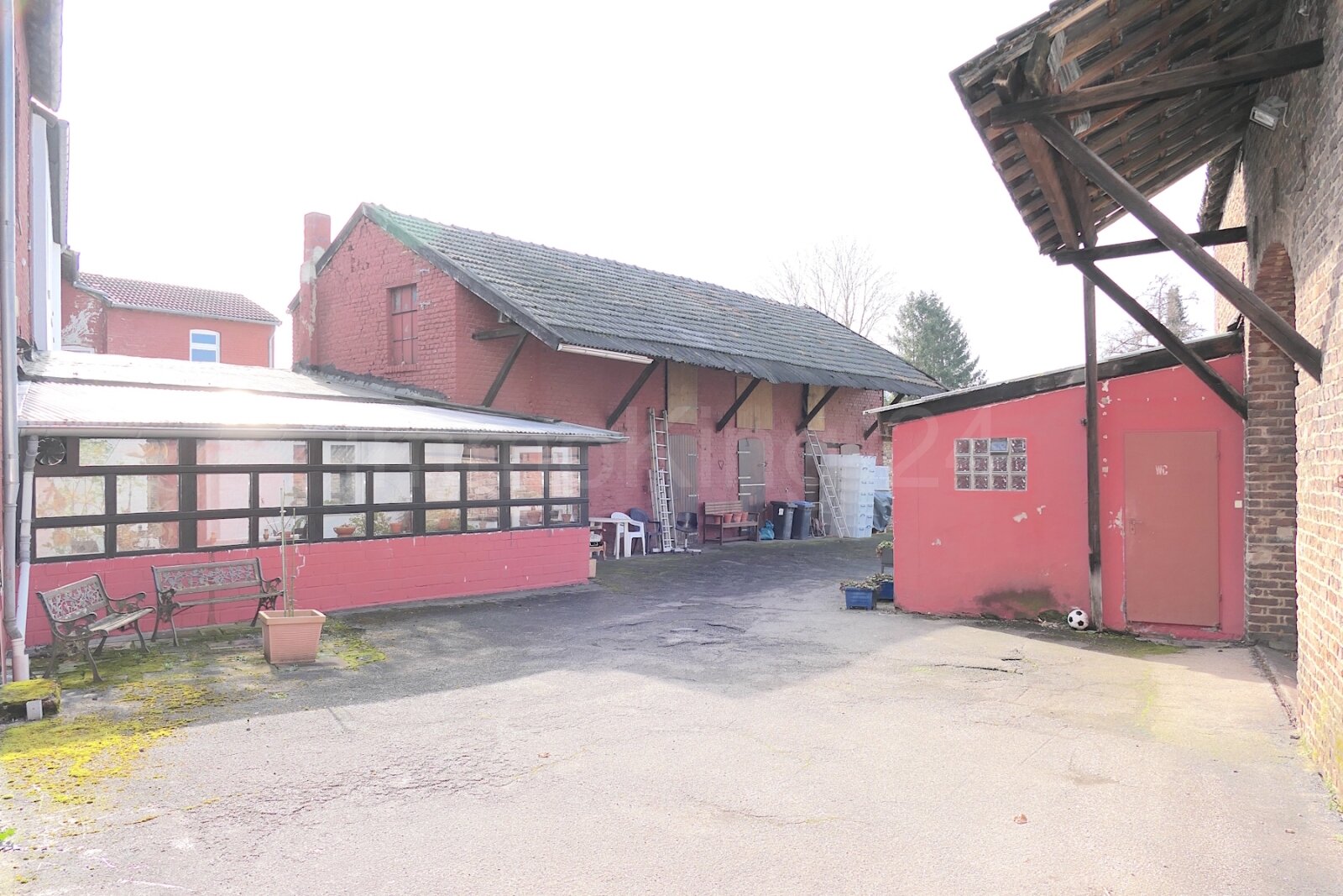 WÜRSELEN: ++ MODERNISIERTE HOFANLAGE + IDEAL FÜR TIERLIEBHABER + STALLUNGEN + WEIDEFLÄCHE!!! ++