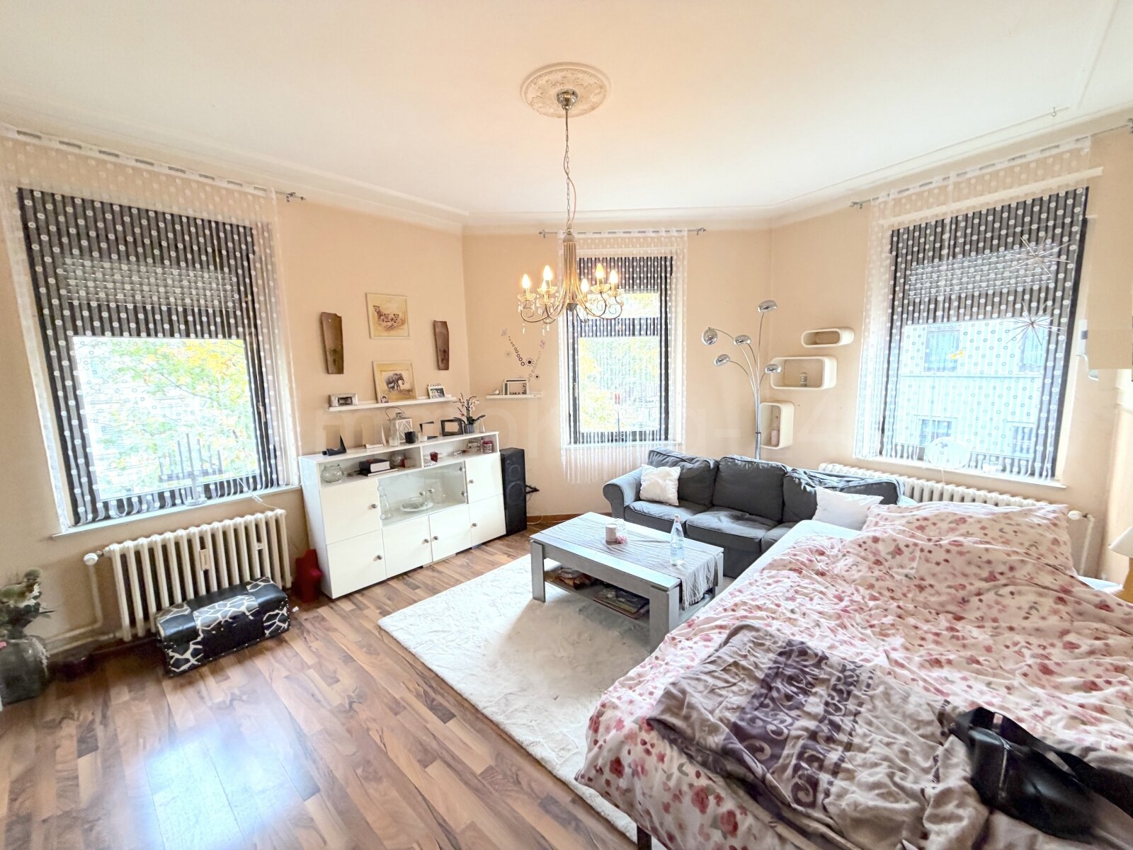 ++ SANIERTES MEHRFAMILIENHAUS MIT GEWERBE IN ZENTRALER LAGE! ++