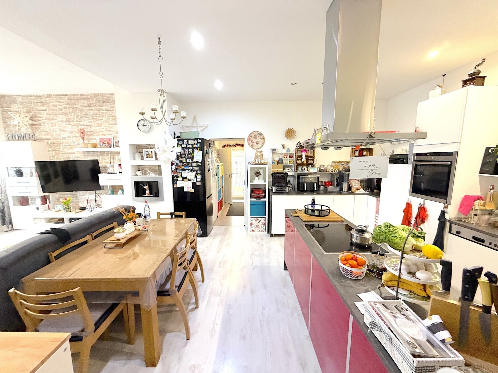 ++ SANIERTES MEHRFAMILIENHAUS MIT GEWERBE IN ZENTRALER LAGE! ++