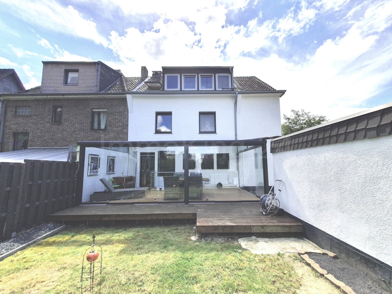 ++ HOCHWERTIGES DREIFAMILIENHAUS + DOPPELGARAGE + GARTEN IN GUTER LAGE!! ++