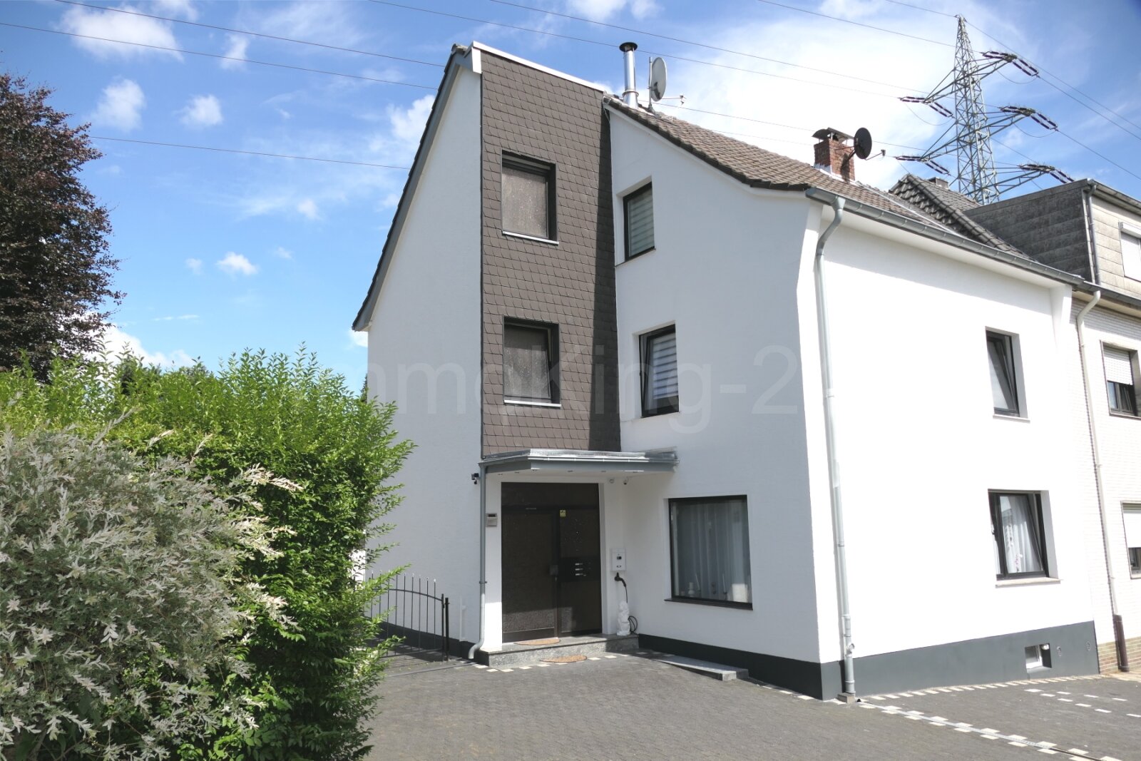 ++ HOCHWERTIGES DREIFAMILIENHAUS + DOPPELGARAGE + GARTEN IN GUTER LAGE!! ++