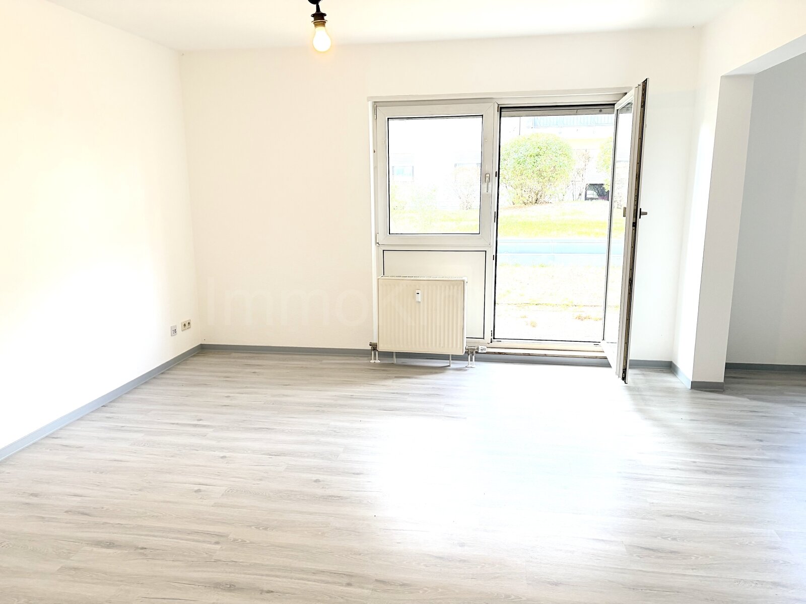 TOP RENOVIERTE ERDGESCHOSSWOHNUNG ++ GUTE LAGE ++ INKL. 2 STELLPLÄTZEN! ++