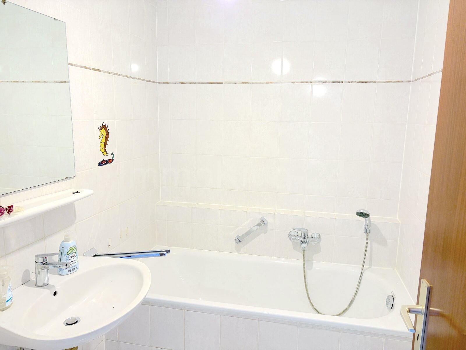 TOP RENOVIERTE ERDGESCHOSSWOHNUNG ++ GUTE LAGE ++ INKL. 2 STELLPLÄTZEN! ++
