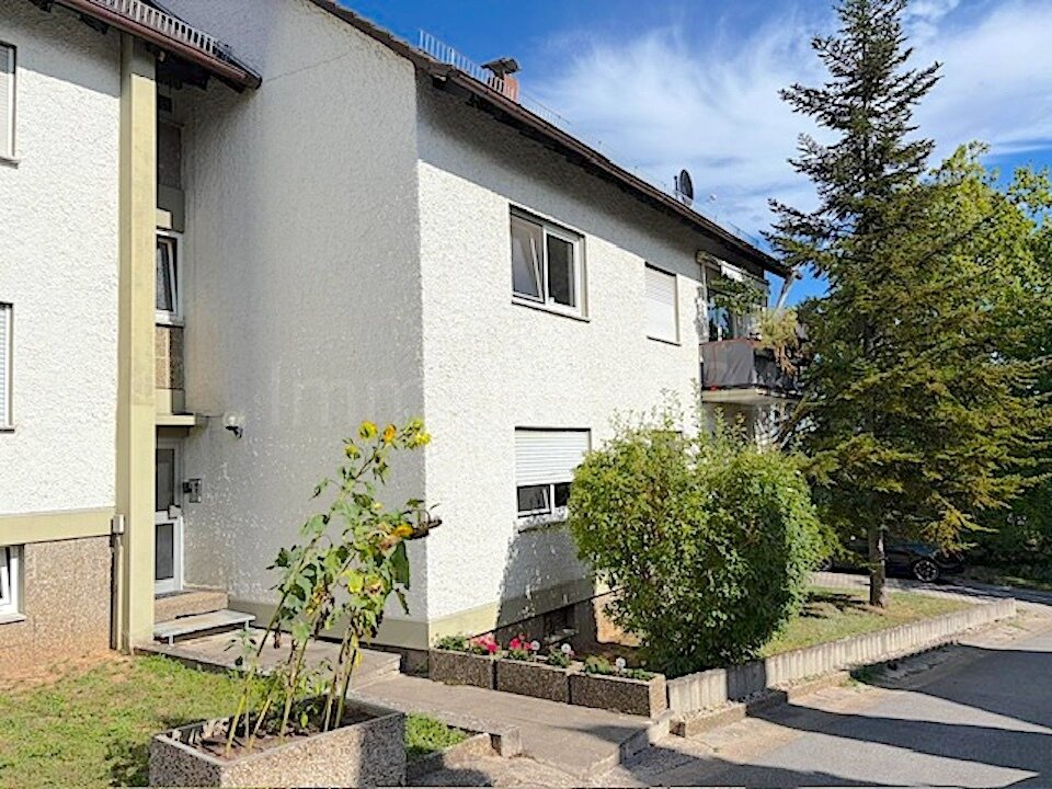 ++ 3 ZIMMER DACHGESCHOSSWOHNUNG IN GUTER LAGE! INKL. STELLPLATZ! ++