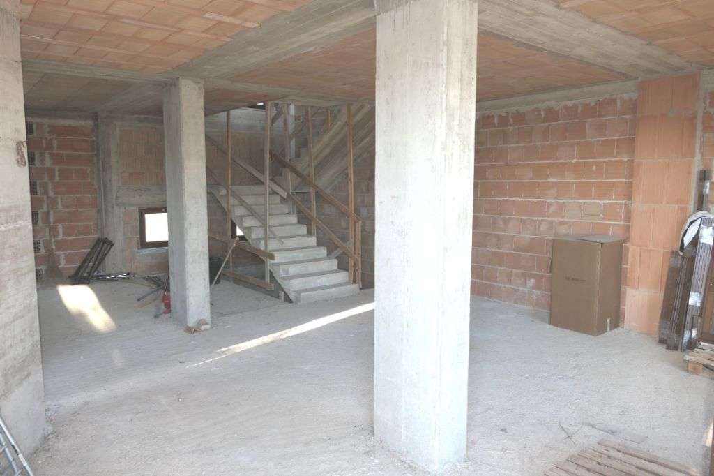 NAHE PERUGIA: ++ TOP ROHBAU WARTET AUF FERTIGSTELLUNG + TIEFGARAGE IN TRAUMLAGE! ++