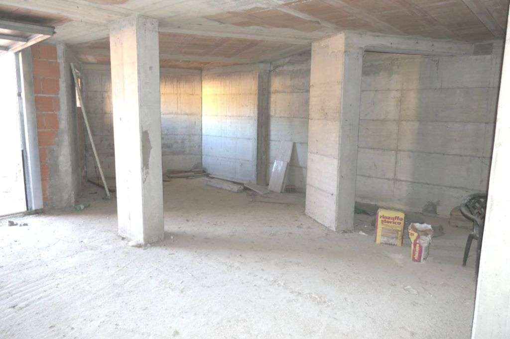 NAHE PERUGIA: ++ TOP ROHBAU WARTET AUF FERTIGSTELLUNG + TIEFGARAGE IN TRAUMLAGE! ++