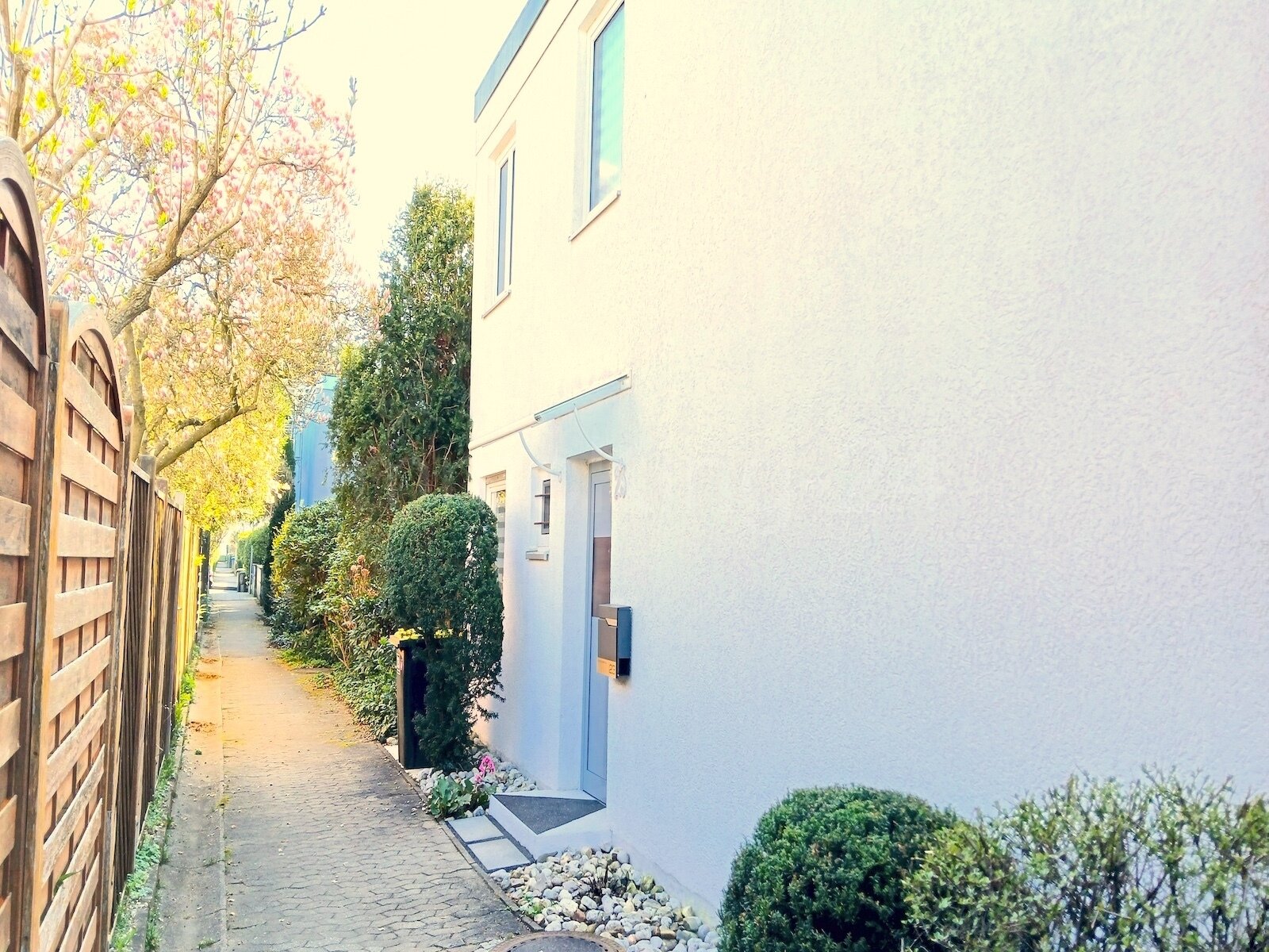 ZUWEGUNG ZUM HAUS