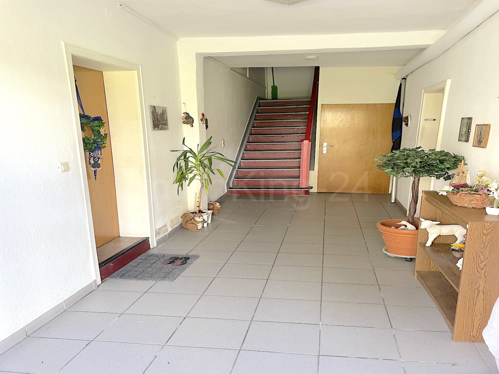 EINGANGSBEREICH DES HAUSES