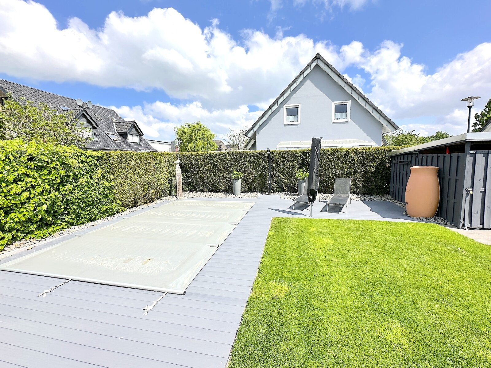 Garten und Poolbereich