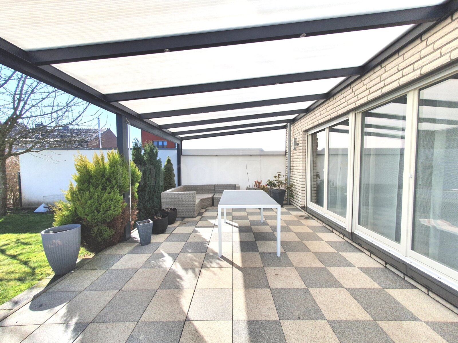 ÜBERDACHTE TERRASSE!