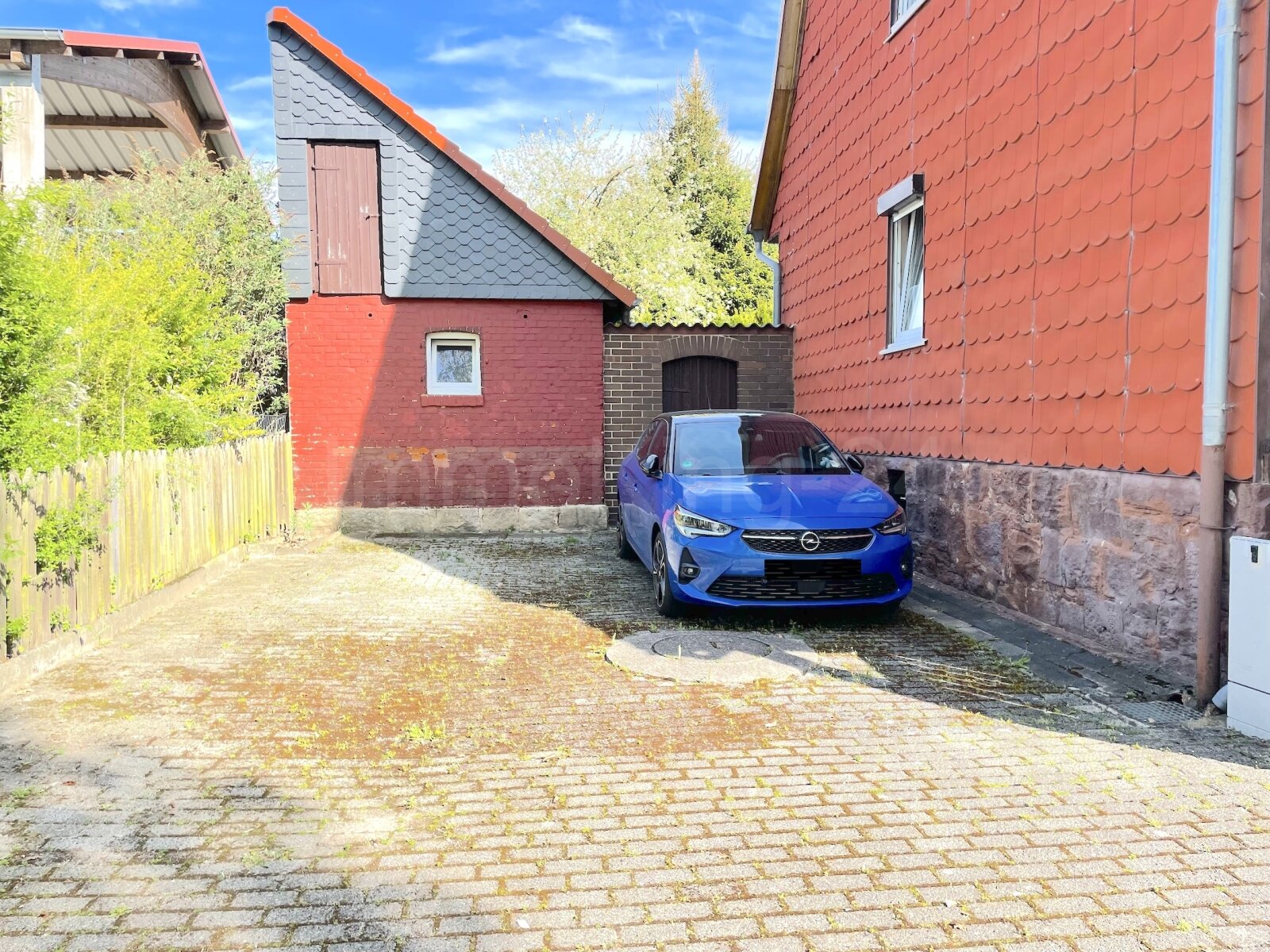 STELLPLÄTZE NEBEN DEM HAUS STELLPLÄTZE NEBEN DEM HAUS