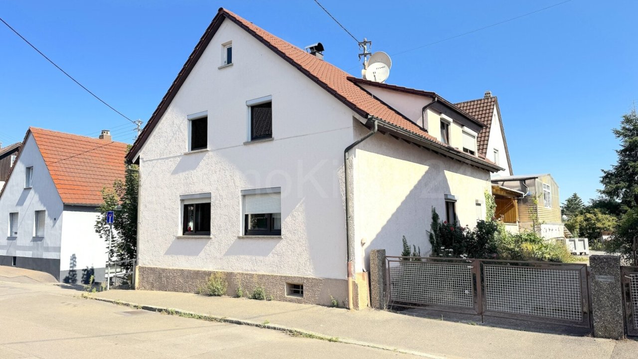 STRA?ENANSICHT DES HAUSES