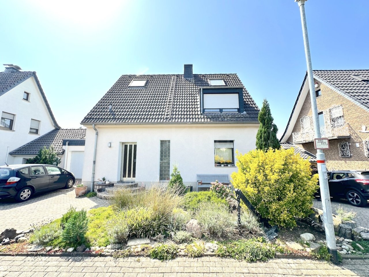 STRASSENANSICHT DES HAUSES STRASSENANSICHT DES HAUSES