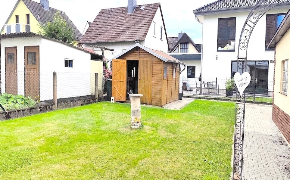 BLICK IN DEN GARTEN BLICK IN DEN GARTEN