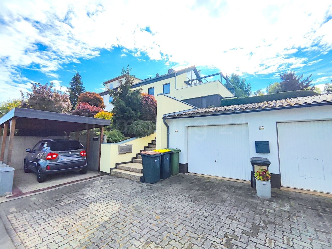 ANSICHT HAUS UND GARAGE