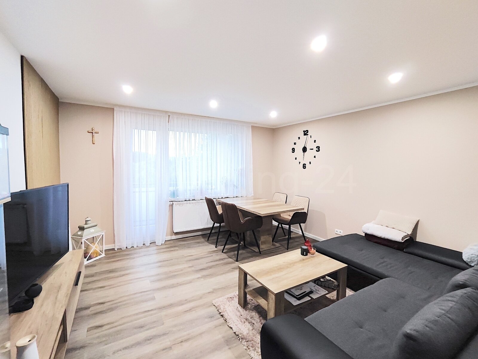 WOHNZIMMER MIT ZUGANG ZUM BALKON WOHNZIMMER MIT ZUGANG ZUM BALKON