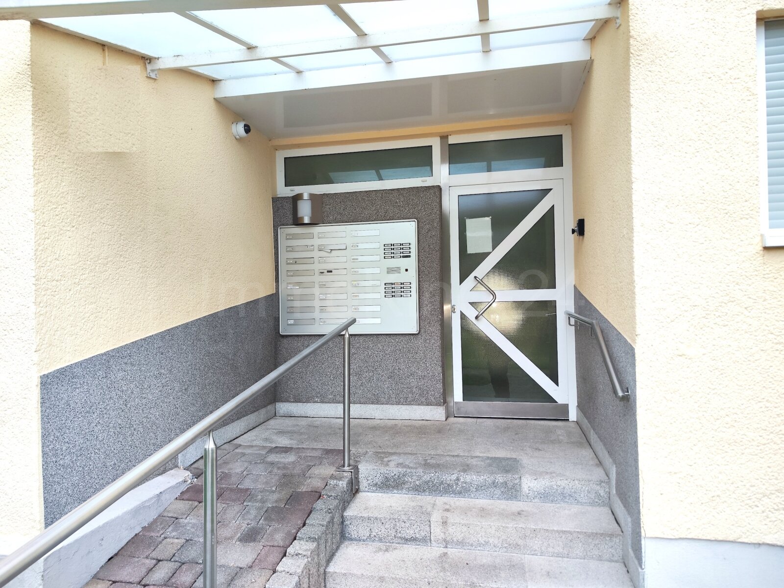 EINGANGSBEREICH DES HAUSES EINGANGSBEREICH DES HAUSES