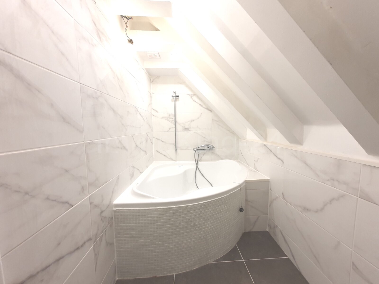 BADEZIMMER DACHGESCHOSS BADEZIMMER DACHGESCHOSS