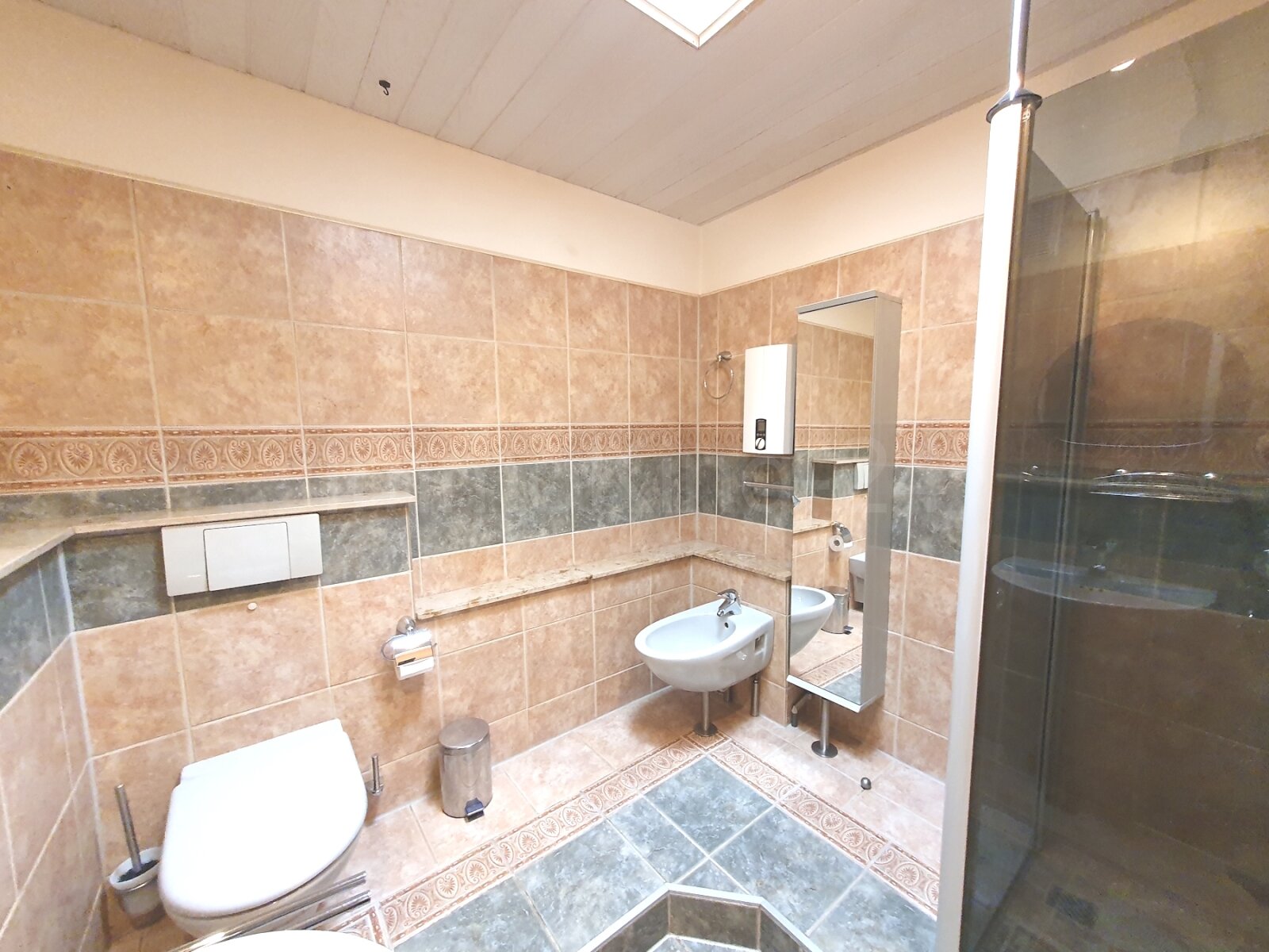 BADEZIMMER OBERGESCHOSS BADEZIMMER OBERGESCHOSS