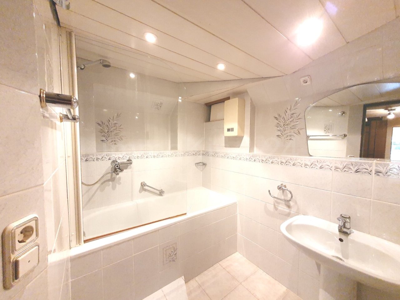 BADEZIMMER SOUTERRAIN BADEZIMMER SOUTERRAIN