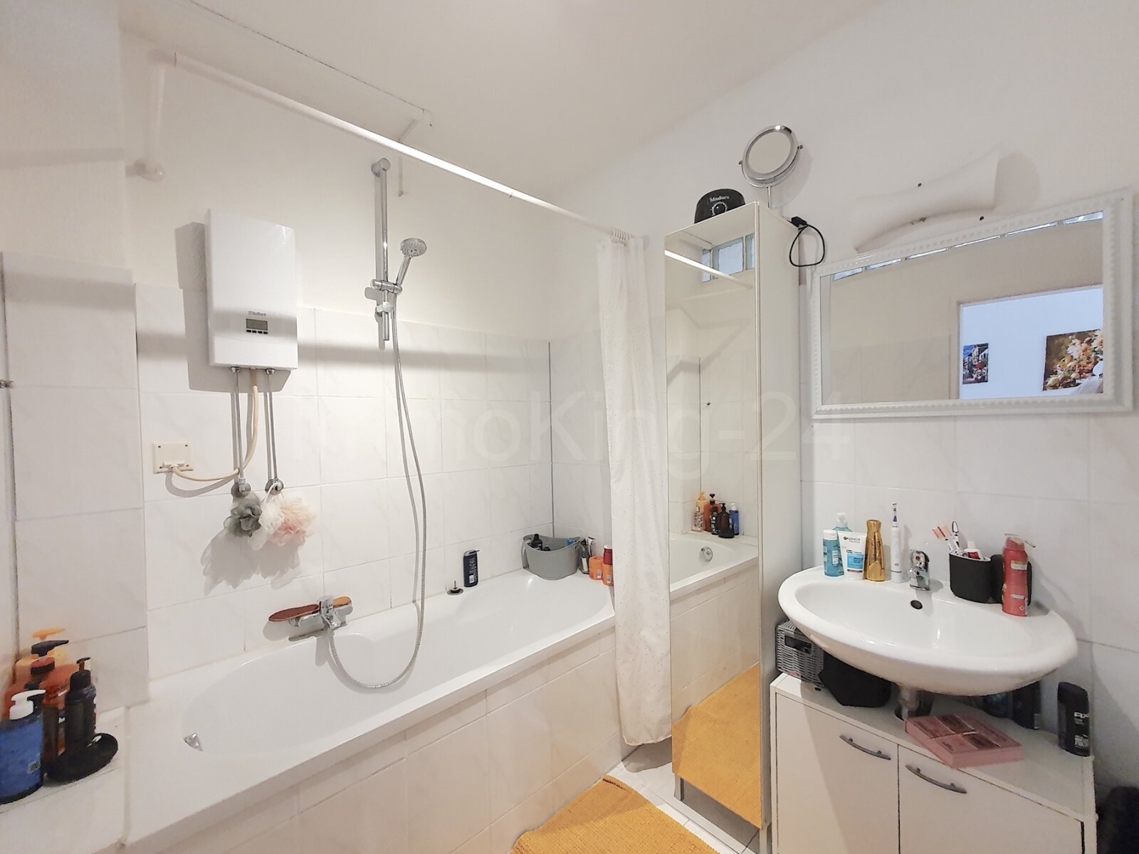 BADEZIMMER ERDGESCHOSS BADEZIMMER ERDGESCHOSS