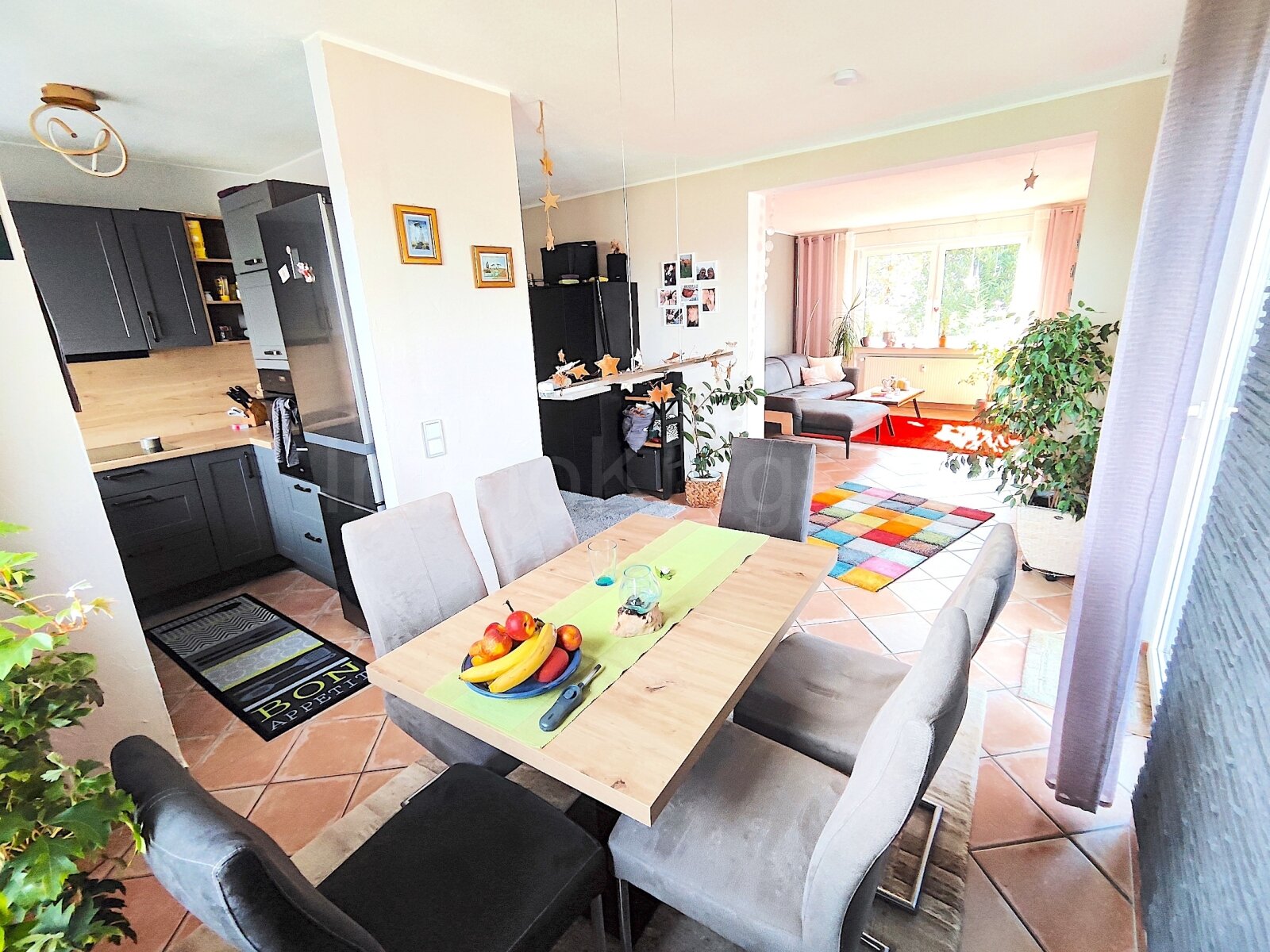 BLICK ESSZIMMER ZUR KÜCHE ... ZUM WOHNBEREICH