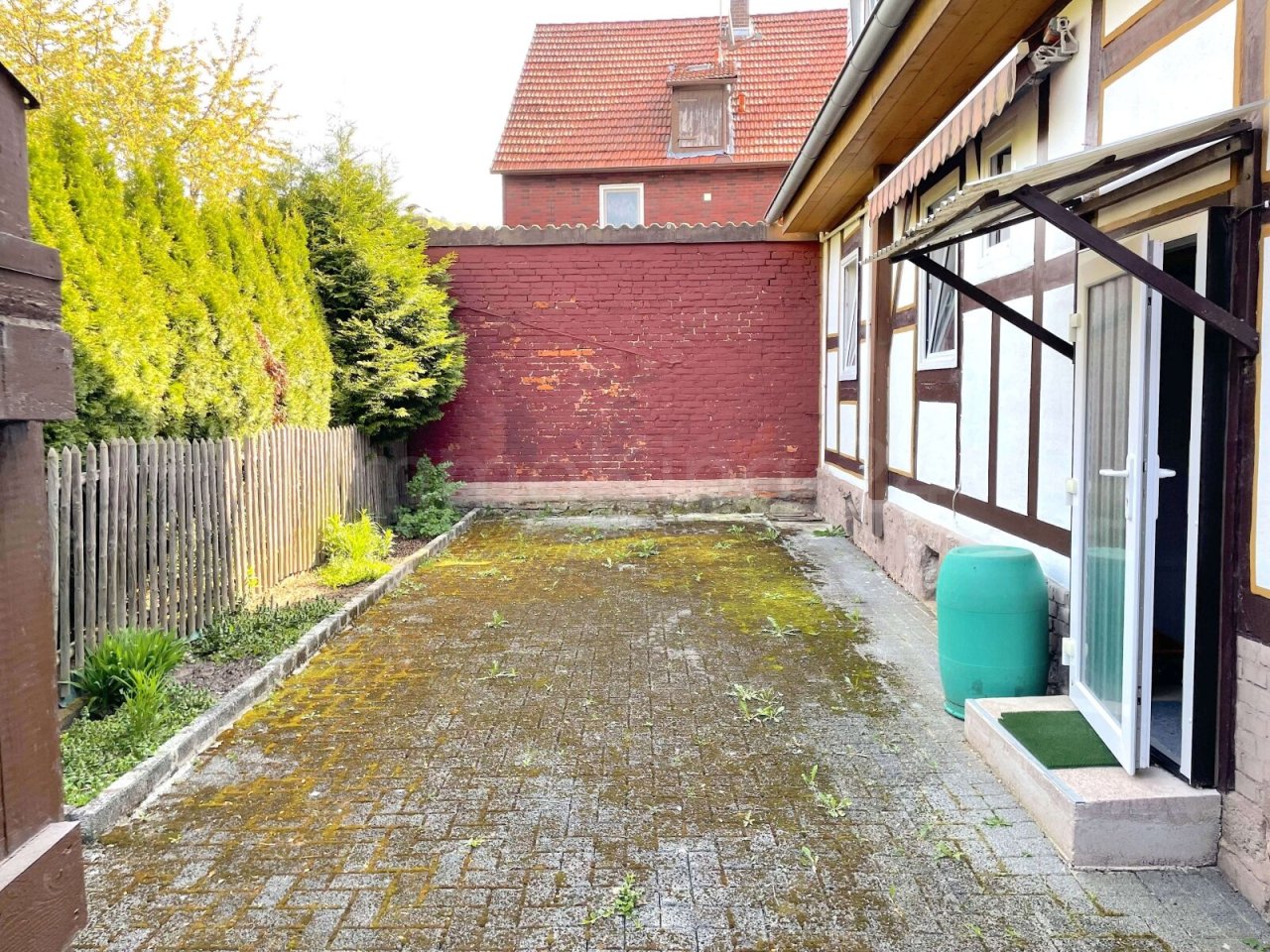 HINTER DEM HAUS HINTER DEM HAUS