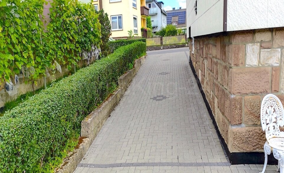 GEPFLASTERTER BEREICH NEBEN DEM HAUS