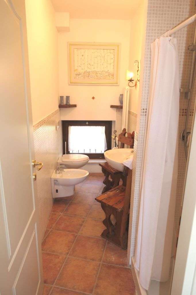 BADEZIMMER ERDGESCHOSS BADEZIMMER ERDGESCHOSS