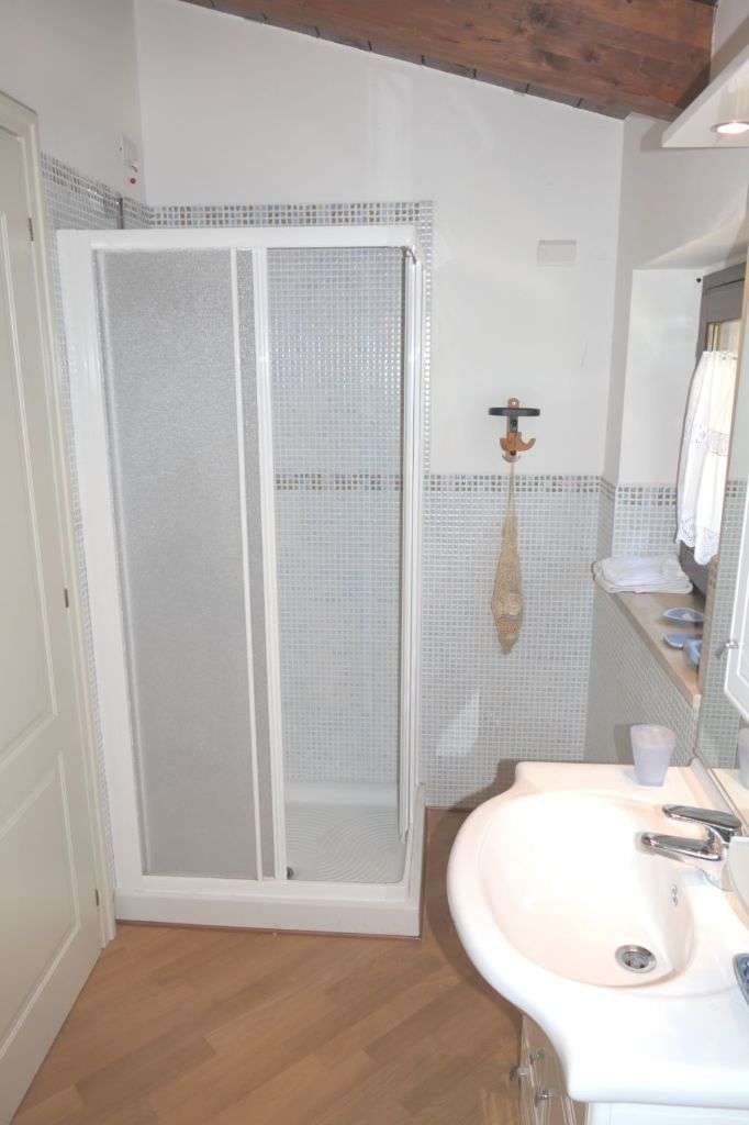 BADEZIMMER OBERGESCHOSS 2 BADEZIMMER OBERGESCHOSS 2