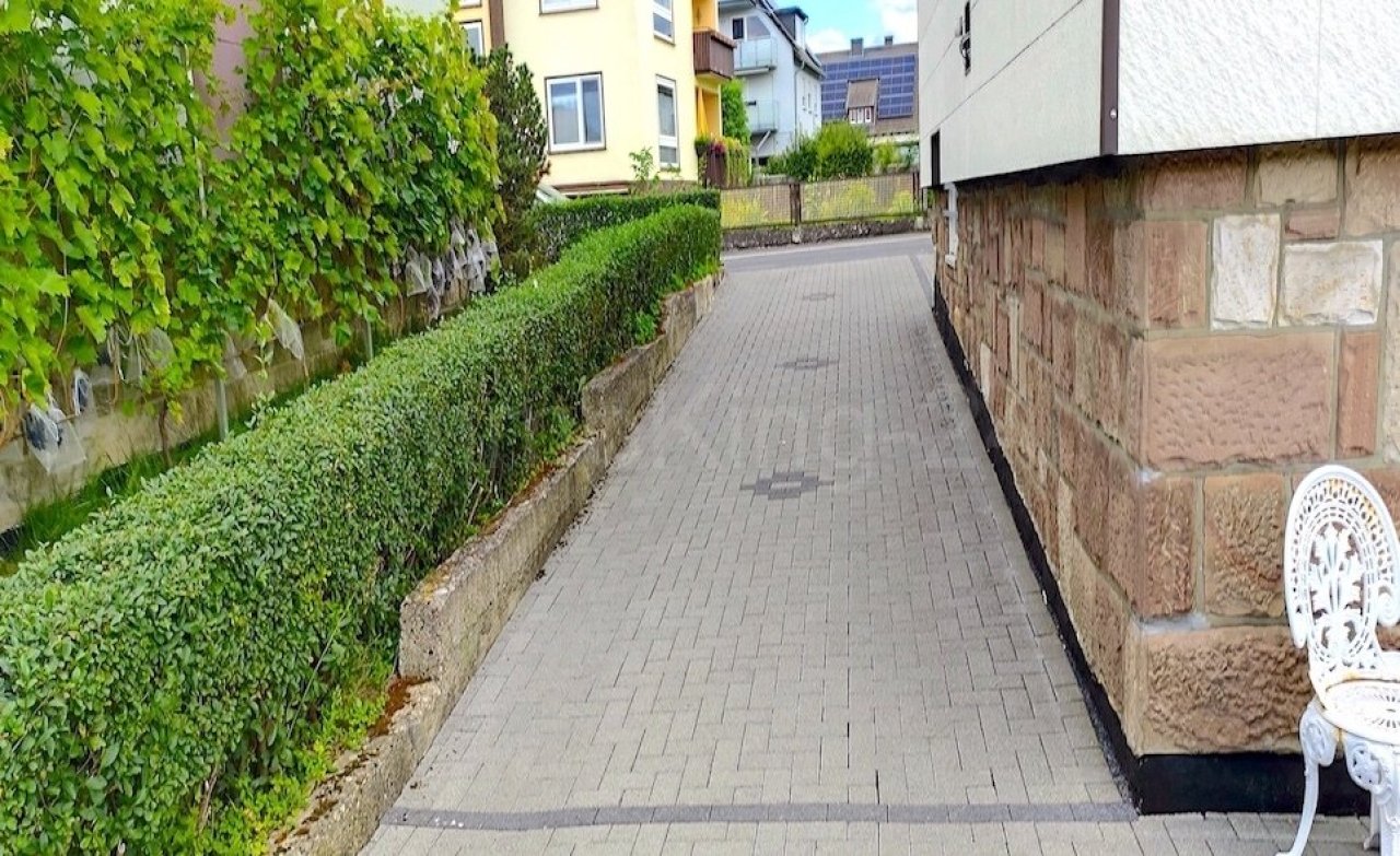 GEPFLASTERTER BEREICH NEBEN DEM HAUS GEPFLASTERTER BEREICH NEBEN DEM HAUS