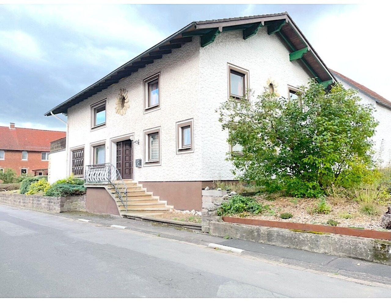 SEITENANSICHT DES HAUSES