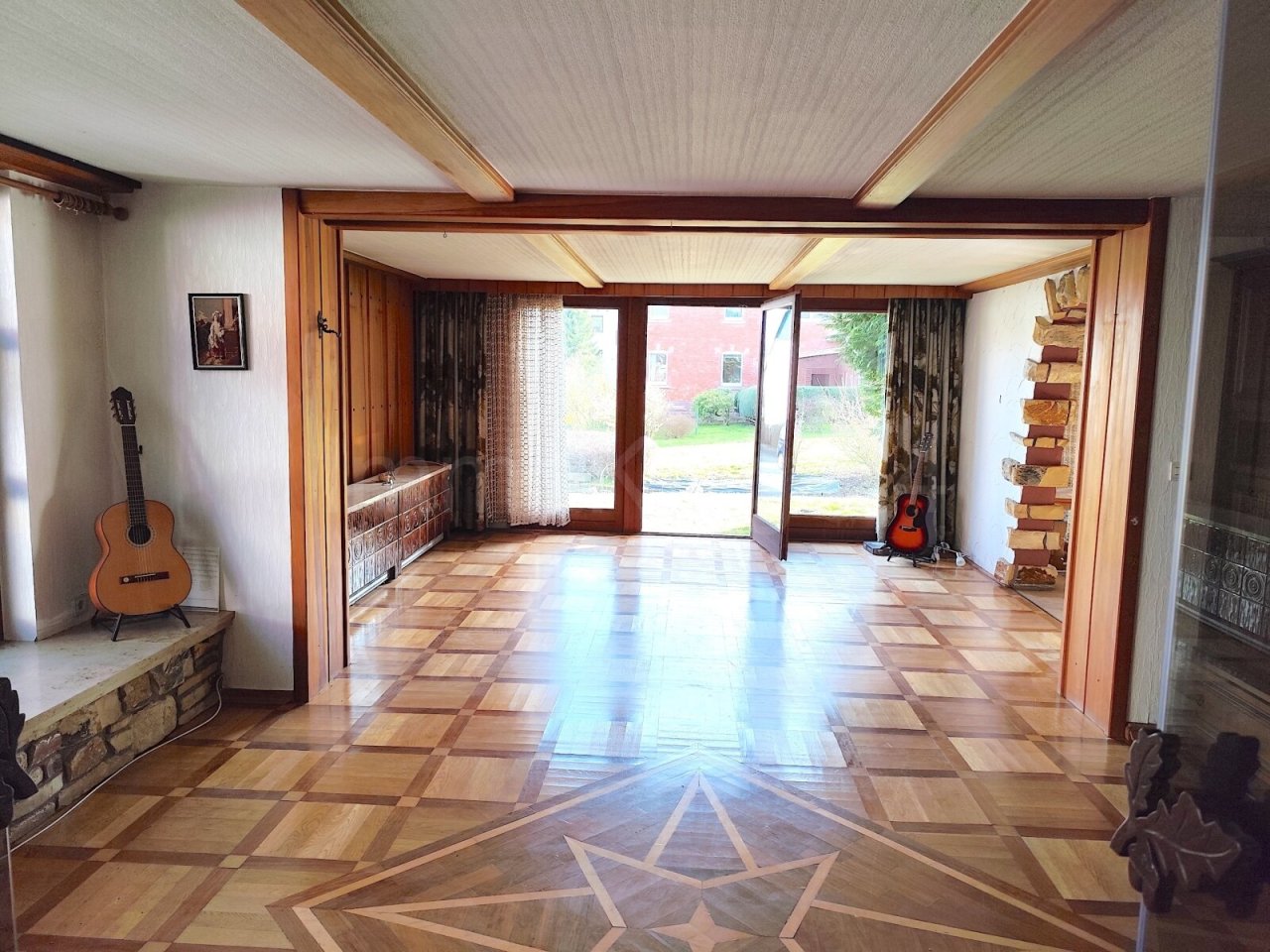 BLICK IN DEN ESS UND WOHNBEREICH