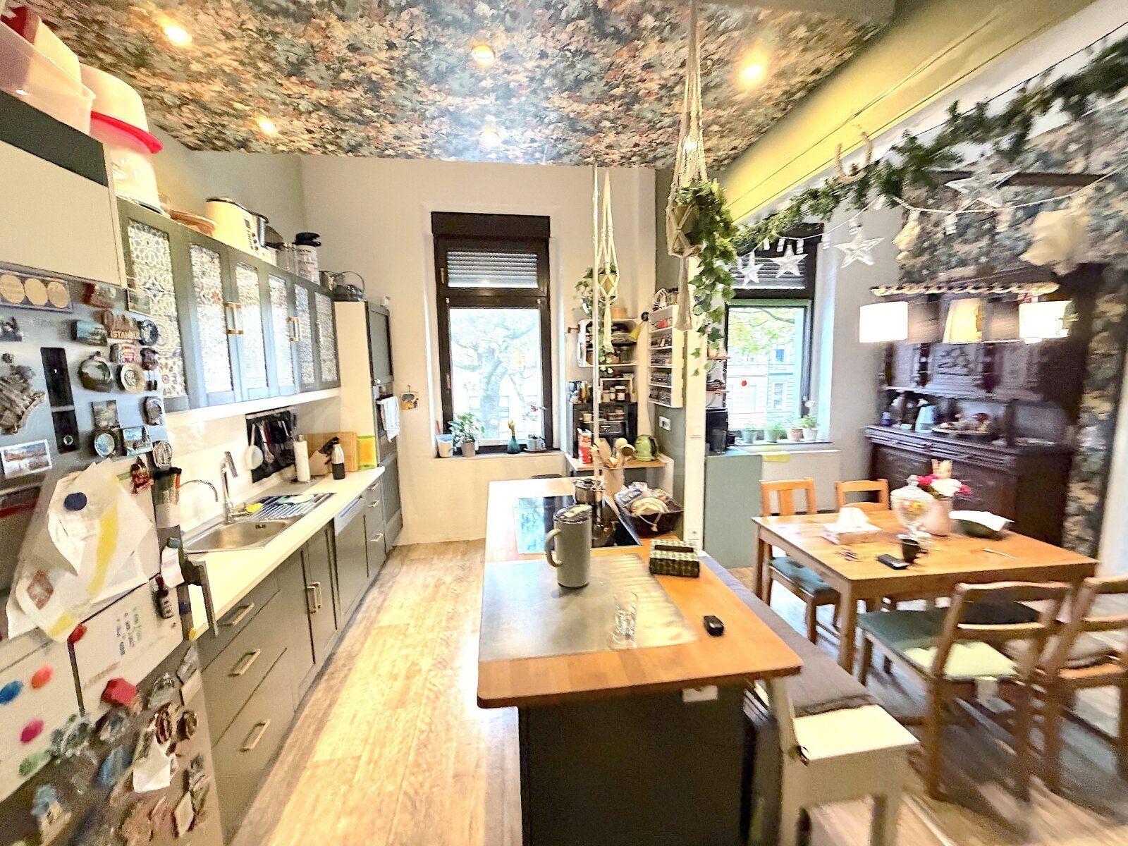 KÜCHE UND WOHNBEREICH